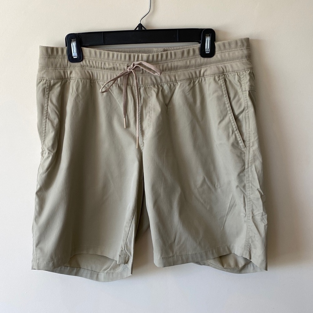 The North Face Women's Shorts - Size Large - Tan - EUC
